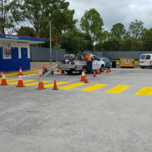 Commercial Facility Pedestrian Crossing Line Marking Half At A Time To Ensure Traffic Flow (1)